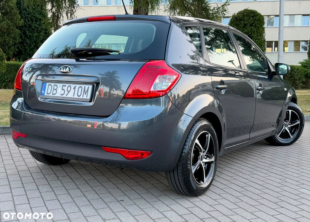 Kia Ceed 1.6 CVVT Dream-Team Edition - 10