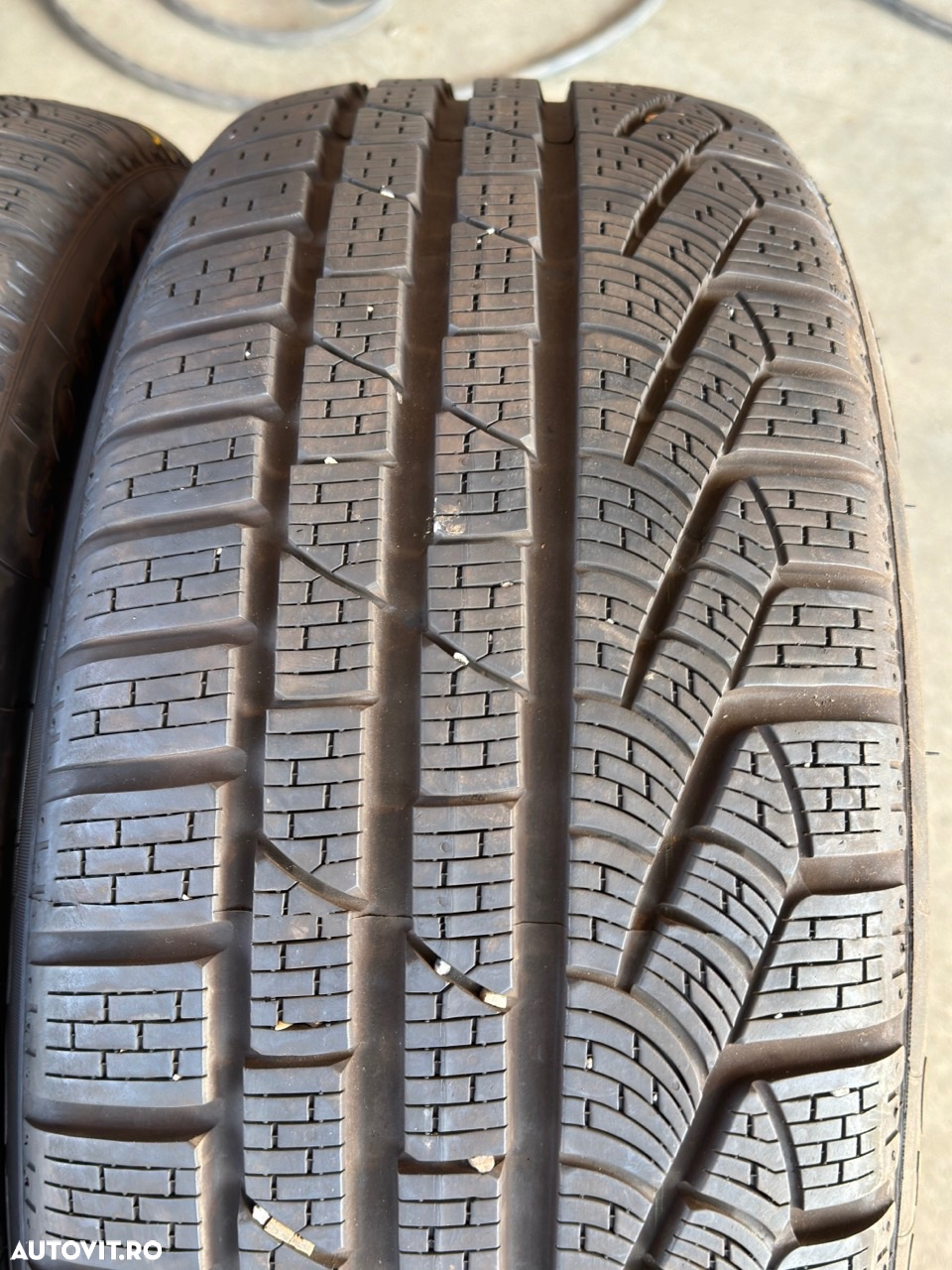 Vând 4 anvelope 235/50/19 pirelli de iarnă ca noi - 4
