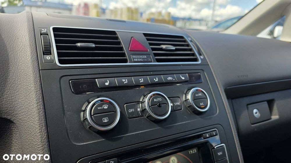 Volkswagen Touran - 12