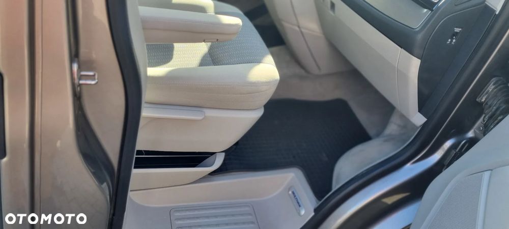 Volkswagen Multivan - 25
