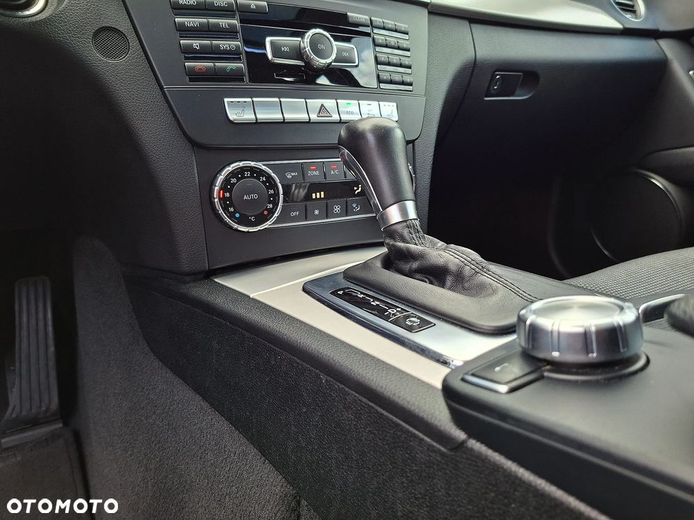 Mercedes-Benz Klasa C 180 CGI Automatik BlueEFFICIENCY Avantgarde - 28