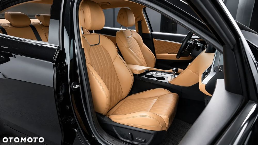 Genesis G70 2.0T Plus AWD 8AT Luxury - 24