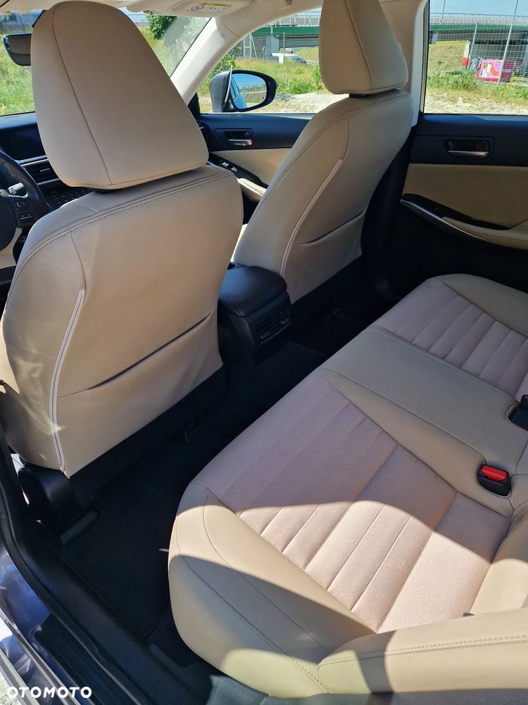 Lexus IS 300h Business Edition - 8