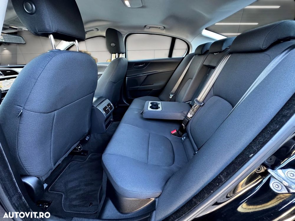 Jaguar XE 2.0 Prestige - 7