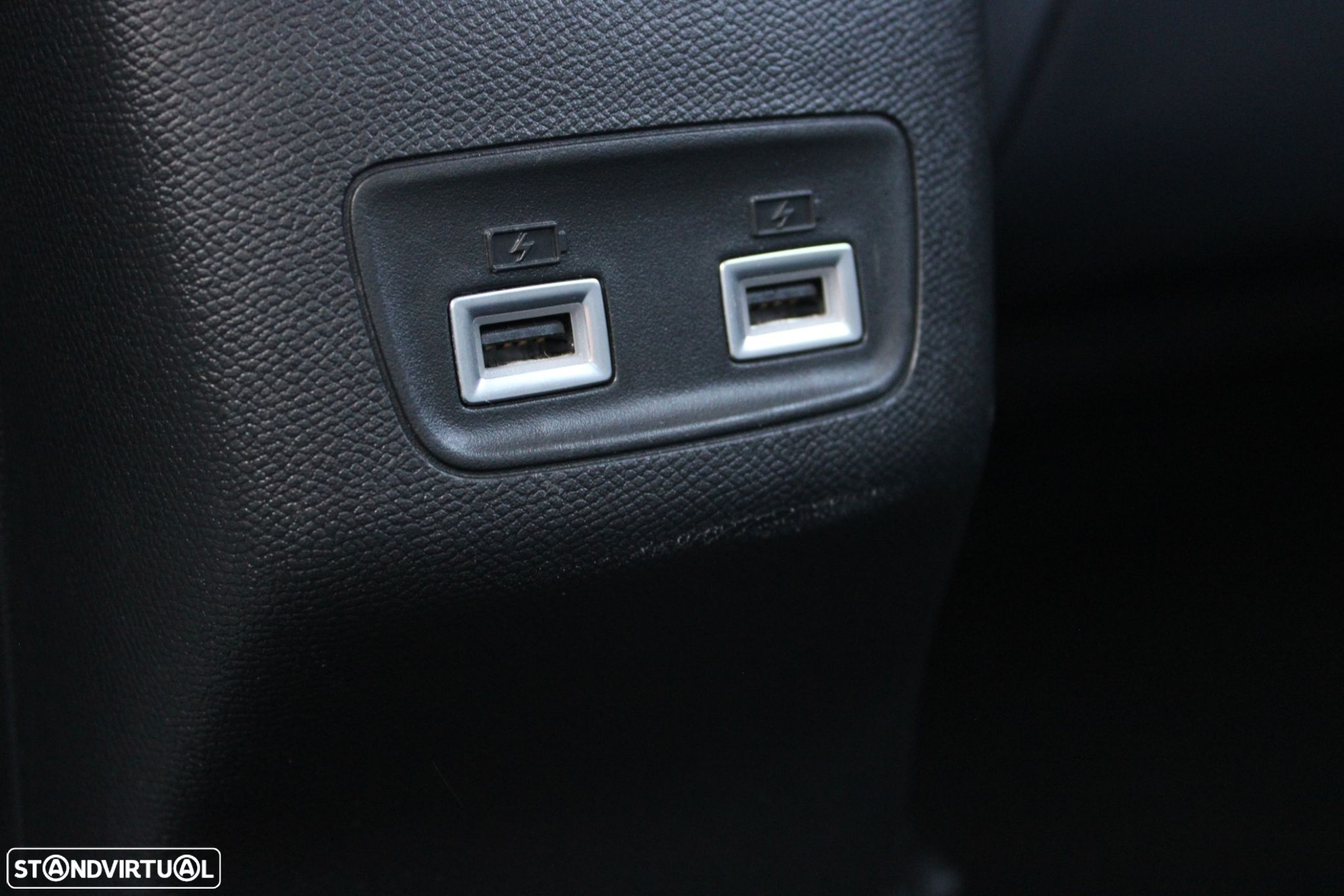 Peugeot 2008 1.2 PureTech Allure Pack EAT8 - 36