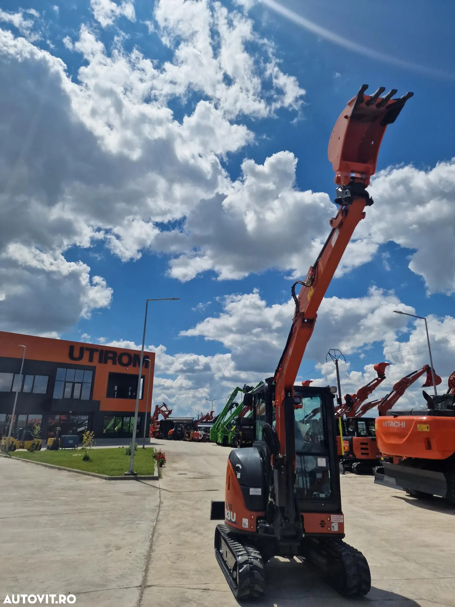 Hitachi ZX33, 3,7 tone, 2023/05, 1.163h, CUPLA RAPIDA+3 CUPE NOI, Senile 80% bune, Instalatia de picon pe brate, Sistem antifurt, Aer conditioinat, adanc sapare 4mc, ridica tevi de 2,5tone, STARE FOARTE BUNA< CA NOU, posibilitate leasing 4 ani-36900 EUR+Tva - 38