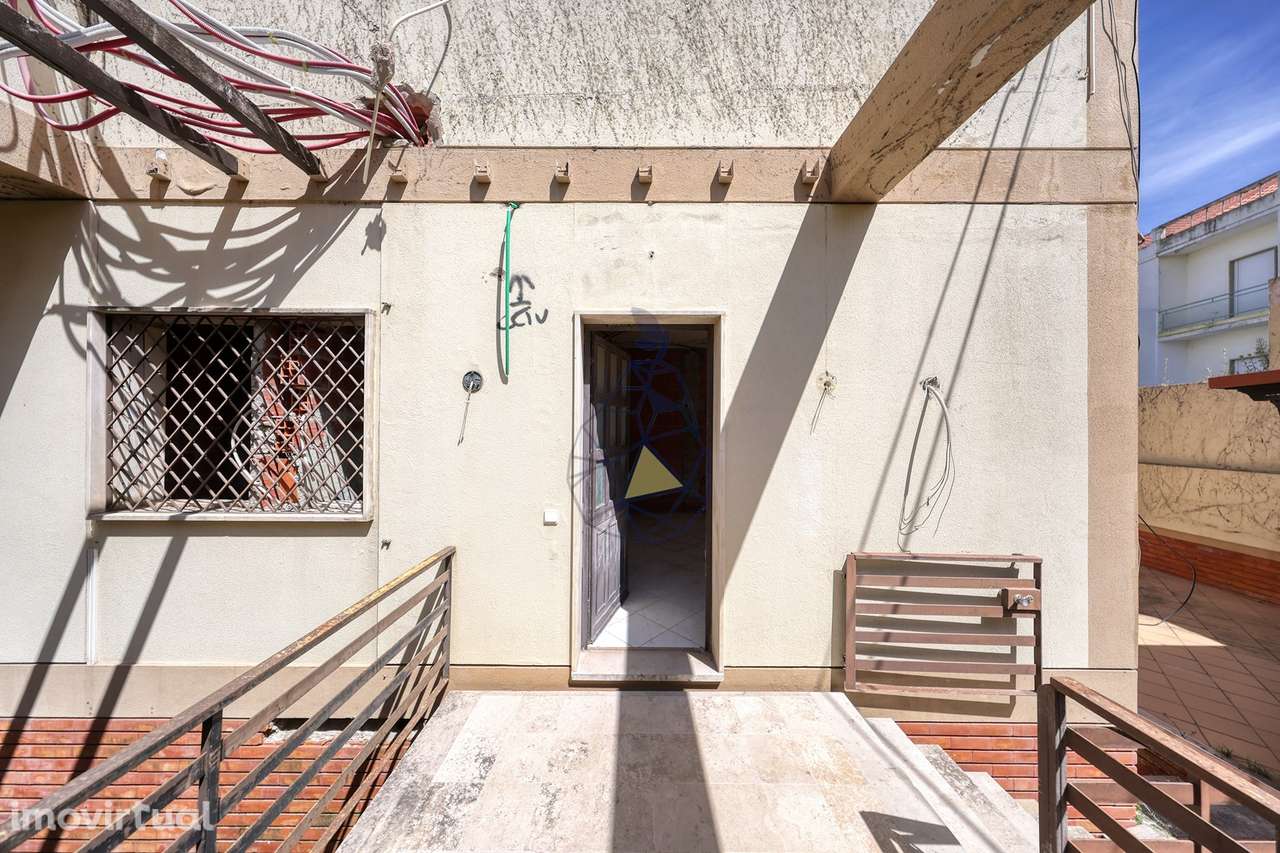 Moradia de 3 pisos com projeto de reabilitação aprovado em Portimão - Grande imagem: 2/60