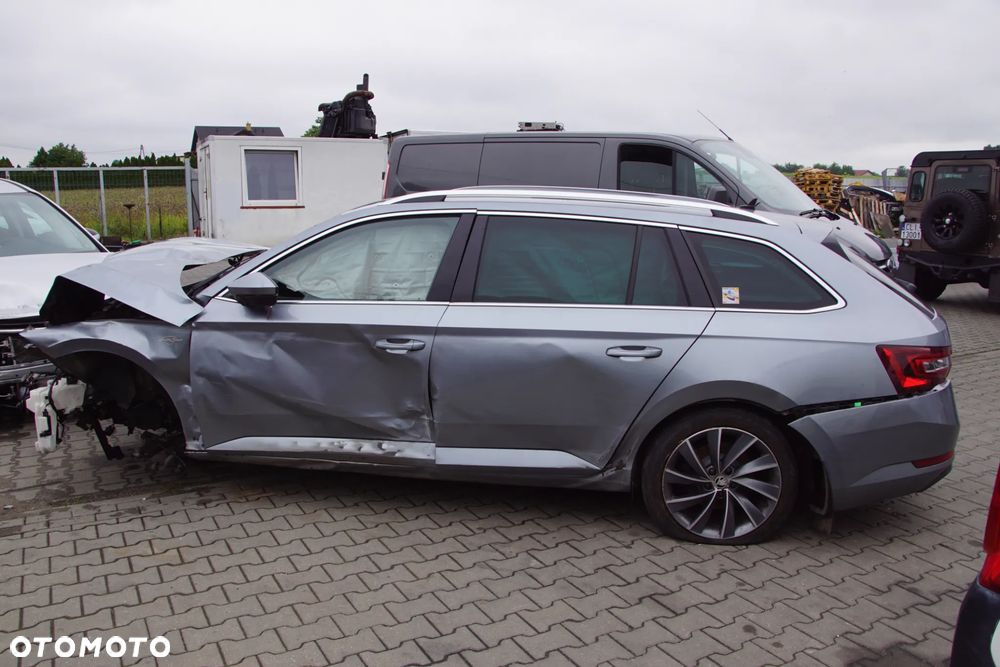 Auto na części - Skoda Superb III 4x4 2.0 TDI 190 KM DFHA SWP LF7M 2018R Silnik Skrzynia Drzwi Błotnik Zderzak Klapa Lampa Lusterko Klamka Szyba Deska Kokpit Sterownik Moduł Czujnik Licznik Wyświetlacz Panel Kierownica - 8