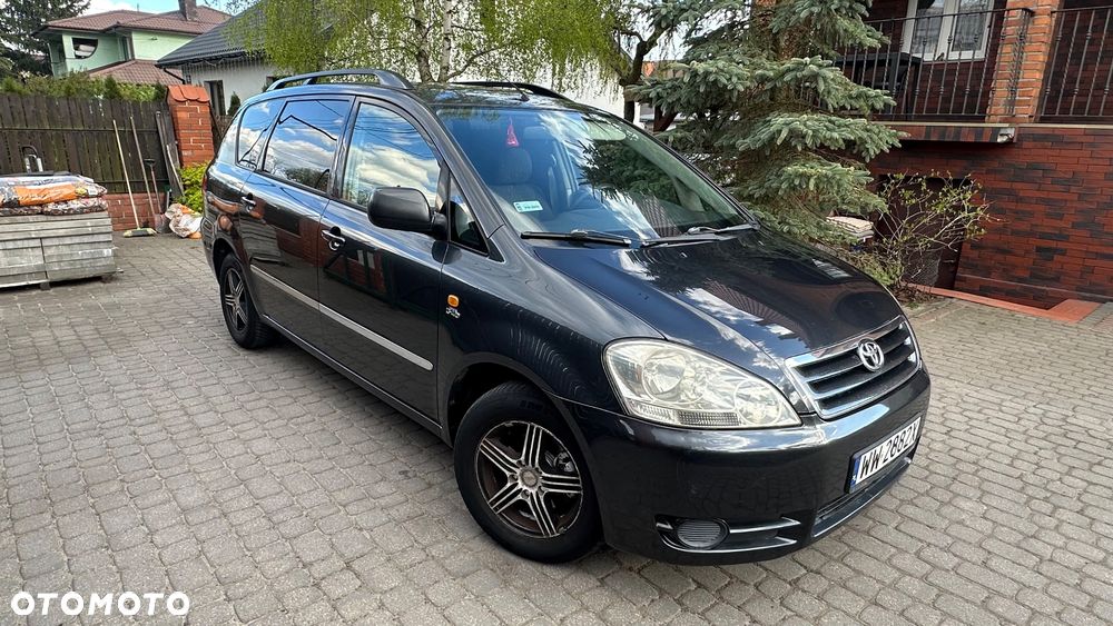 Toyota Avensis Verso - 4
