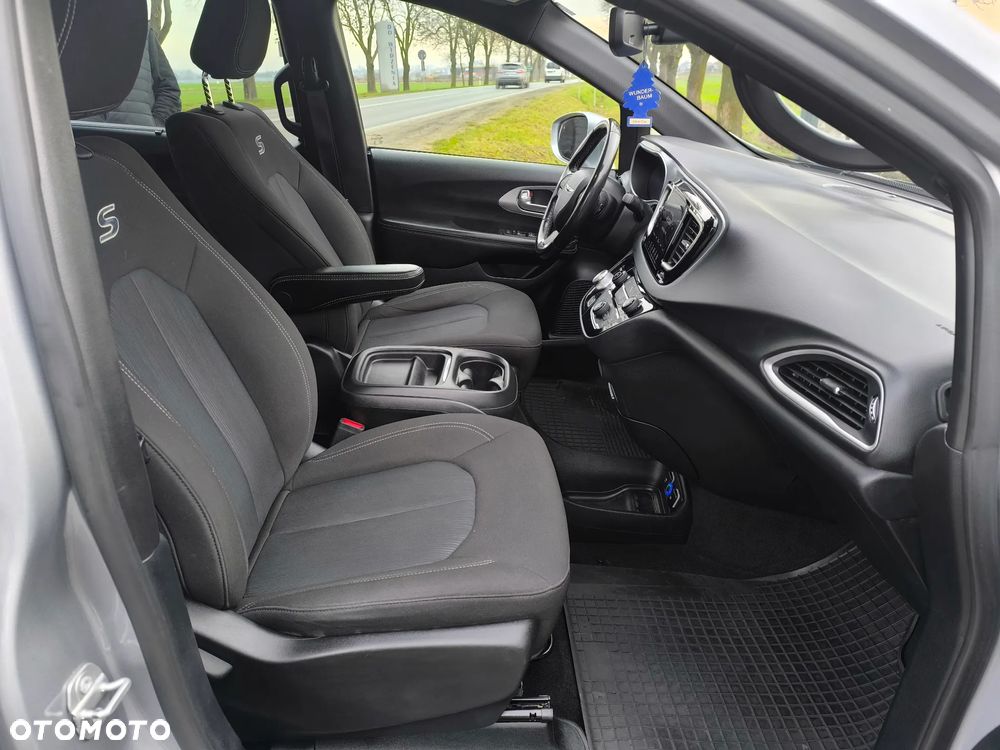 Chrysler Pacifica - 11