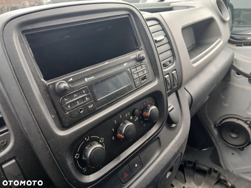 renault trafic III fotel fotele kanapa deska kokpit podsufitka boczek boczki klamka podłokietnik licznik - 6