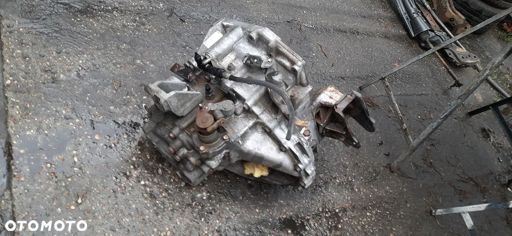 SUZUKI SX 4 SX4 FIAT SEDICI 1.9 DDIS Części Blacharskie i mechaniczne Szyba przód , Skrzynia biegów 79JA Napęd na przód Turbosprężarka 55205475 - 5