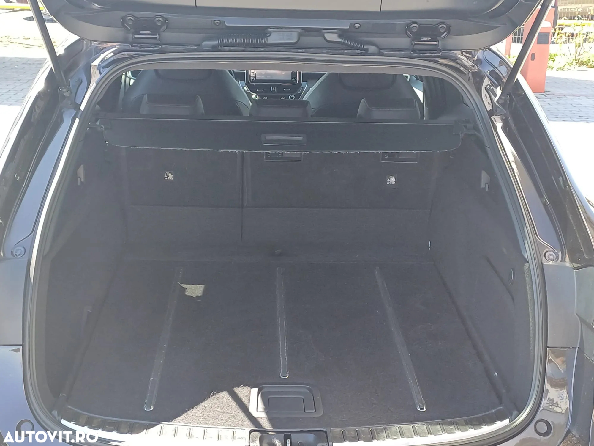 Toyota Corolla 2.0 HSD Exclusive Plus GR Sport Bi-Tone - 6