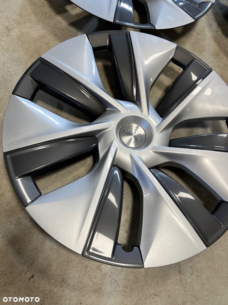 Tesla Model Y - 25