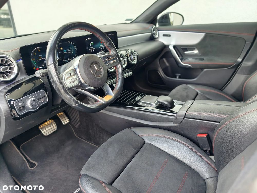 Mercedes-Benz CLA 220 7G-DCT - 13