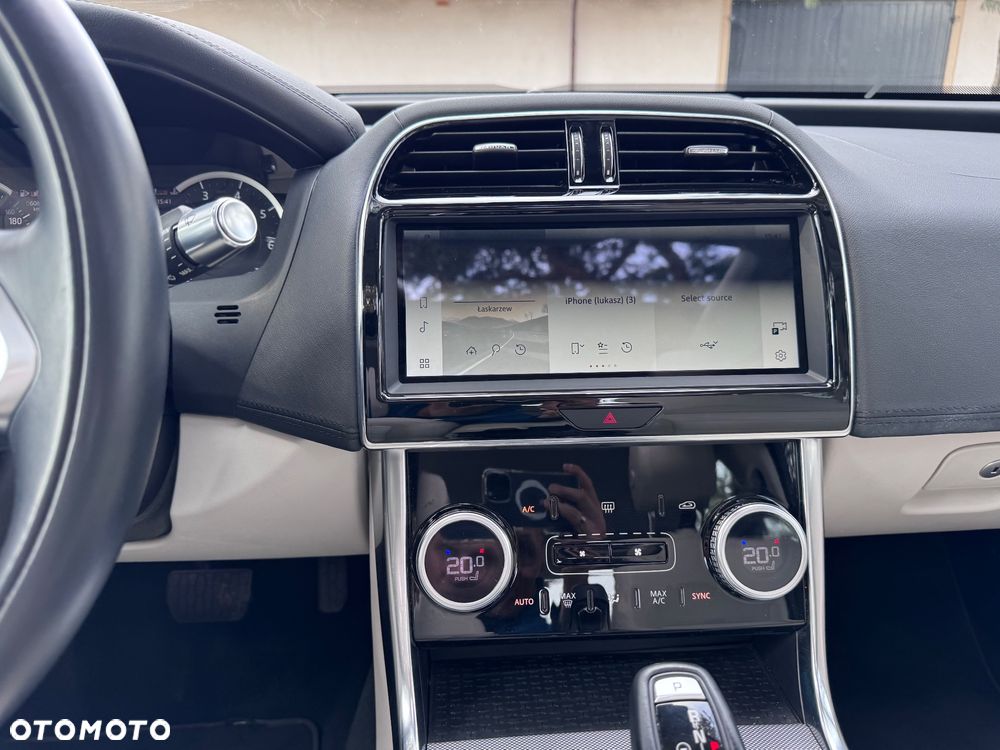 Jaguar XE 2.0 P250 SE - 35