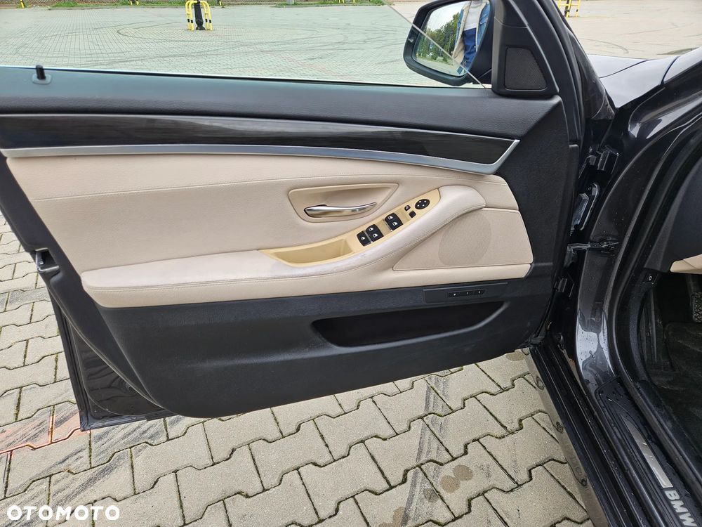 BMW Seria 5 525d - 25