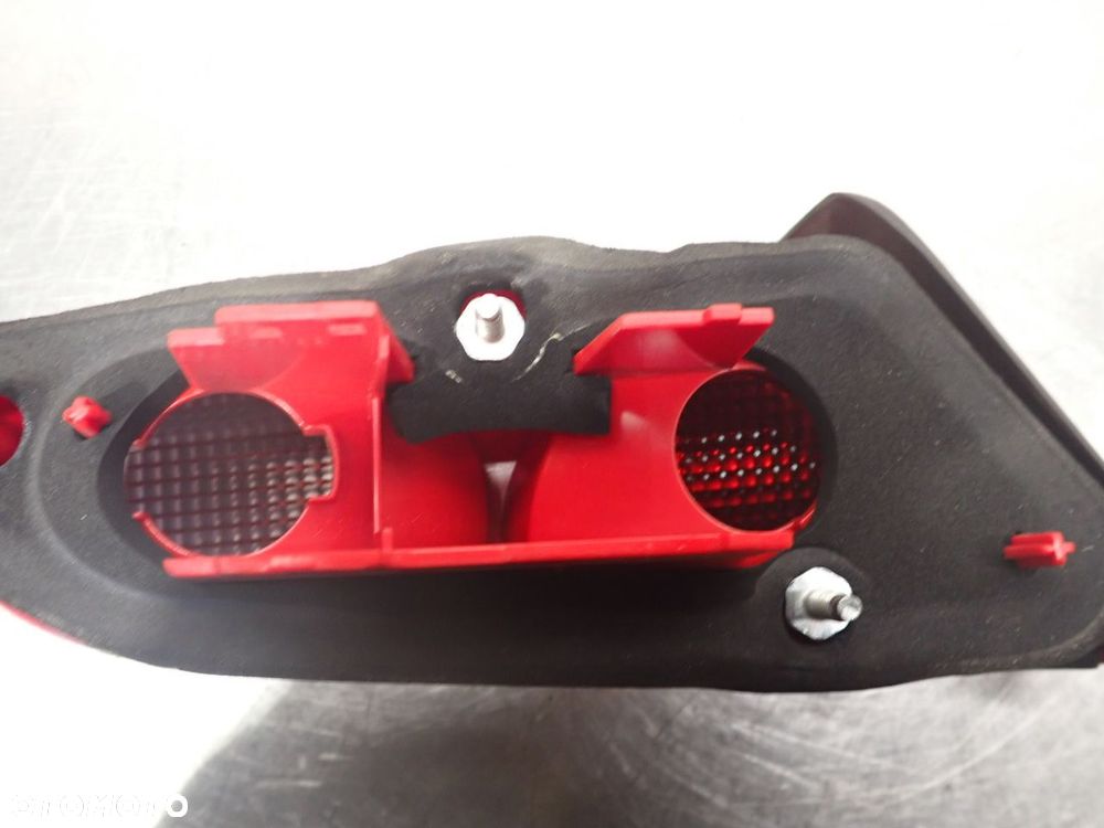 LAMPA PRAWA TYLNA W KLAPIE ALFA ROMEO 159 SPORTWAGON - 9
