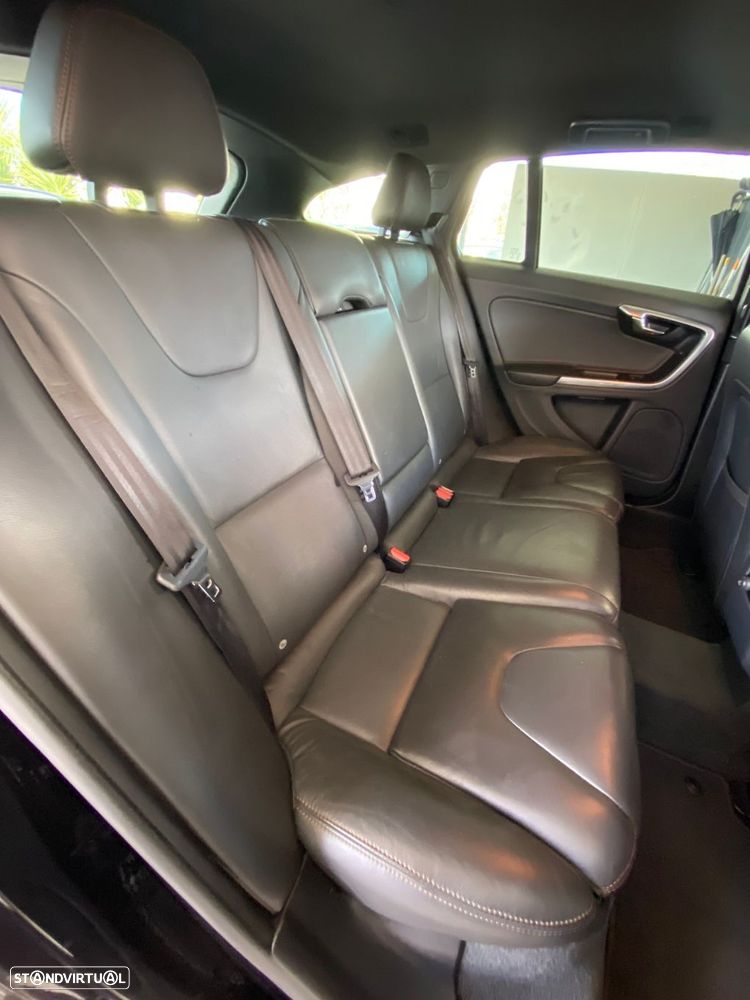 Volvo V60 Cross Country 2.0 D4 Pro - 32