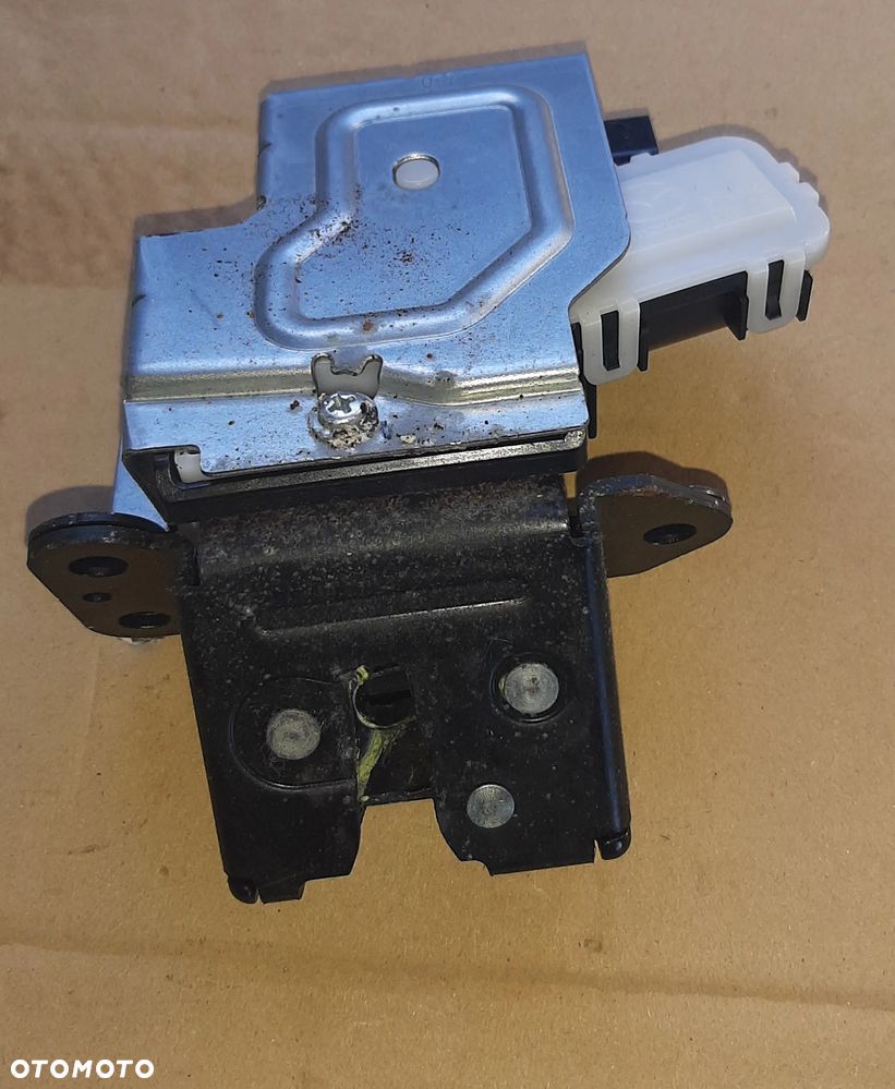 Mazda 2 II zamek klapy tylnej tył 2007-14