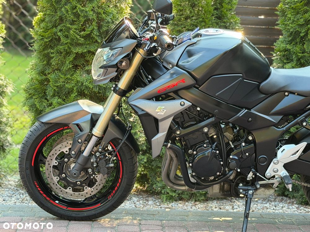 Suzuki GSR - 19