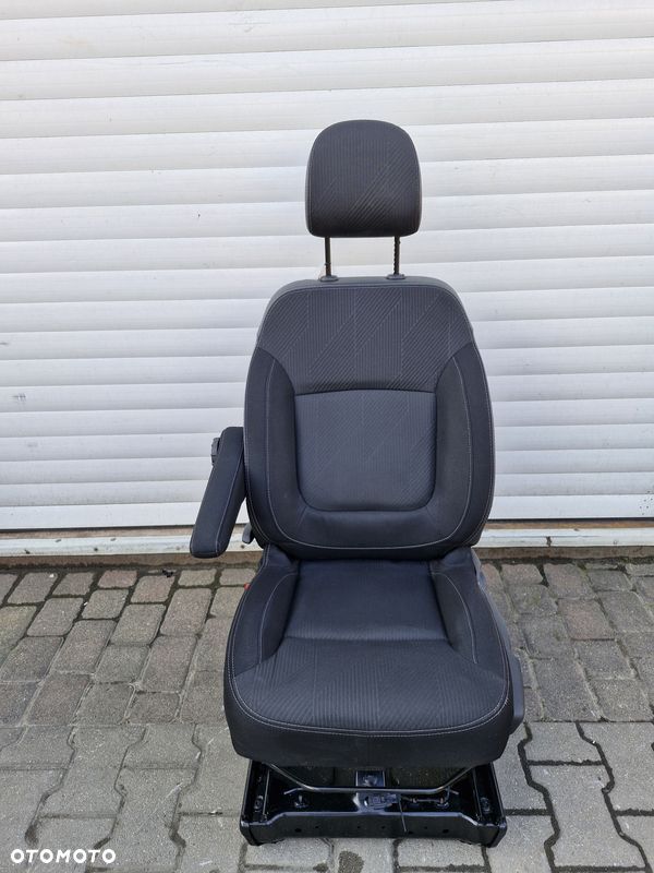 RENAULT TRAFIC III 3 VIVARO B FOTEL LEWY PRZÓD PRZEDNI KIEROWCY - 1