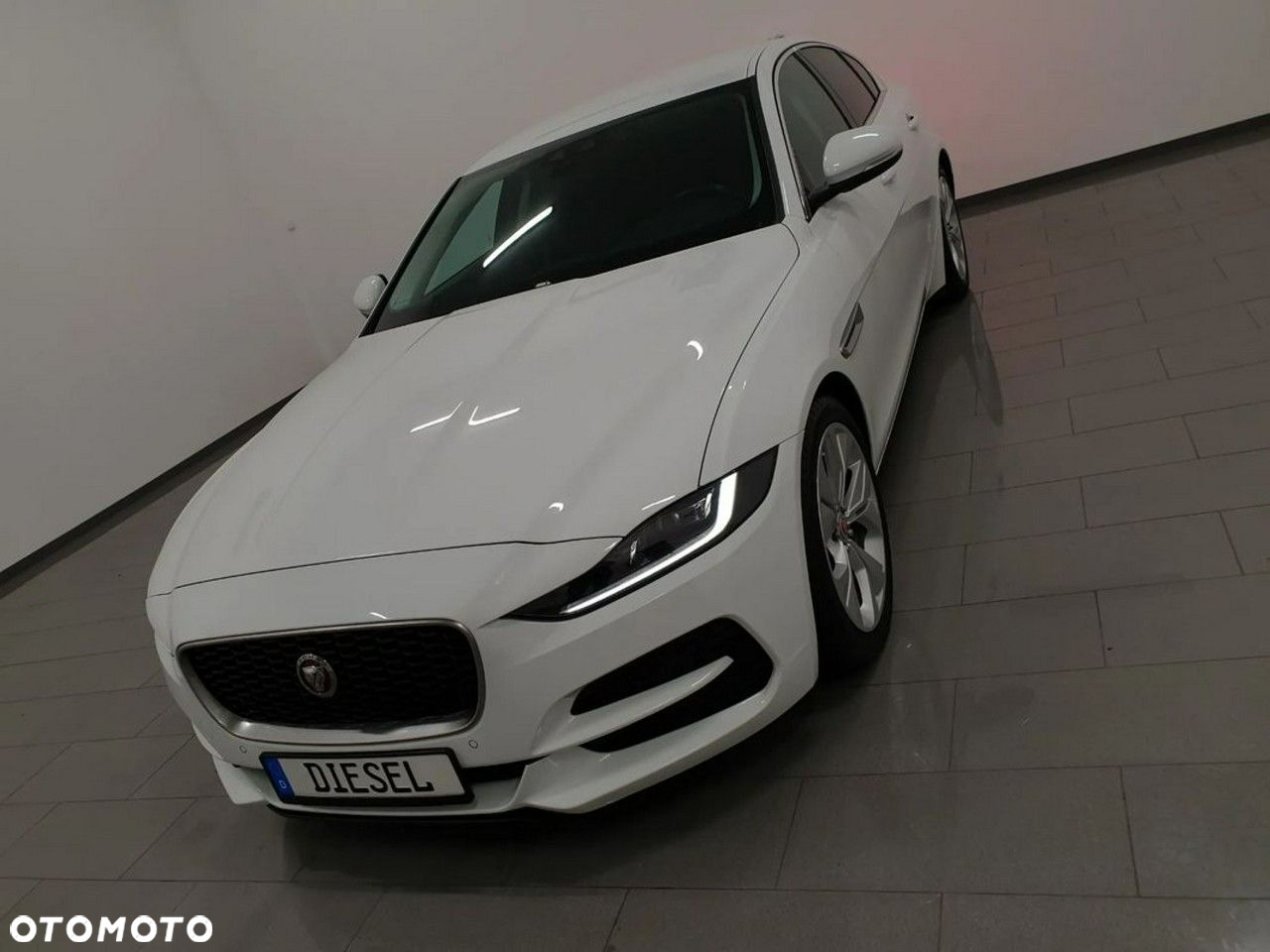 Jaguar XE 2.0 D180 SE - 36