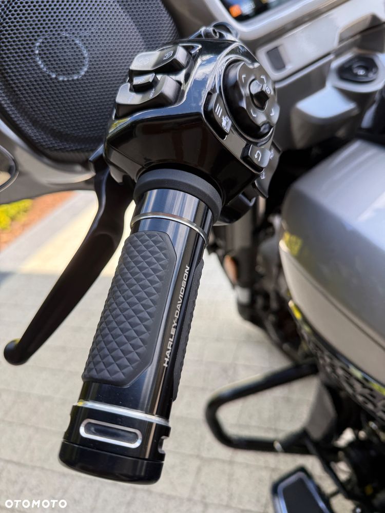 Harley-Davidson CVO Street Glide - 11