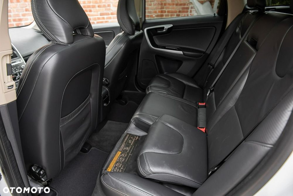 Volvo XC 60 D4 AWD Geartronic RDesign - 24