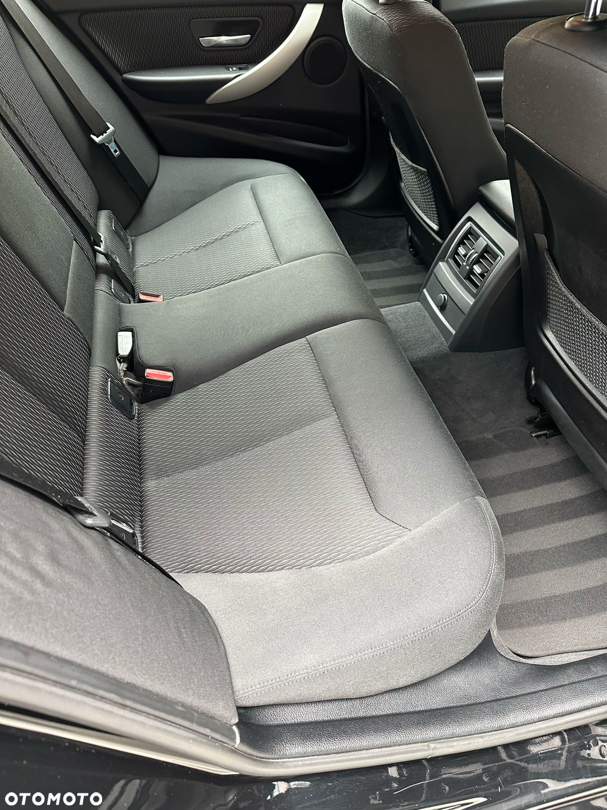 BMW Seria 3 318d Touring Advantage - 11