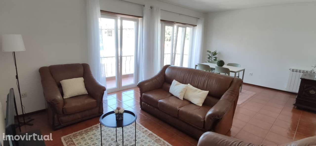 T4 espaçoso com três frentes, garagem fechada, mobilado e equipado - Grande imagem: 2/27