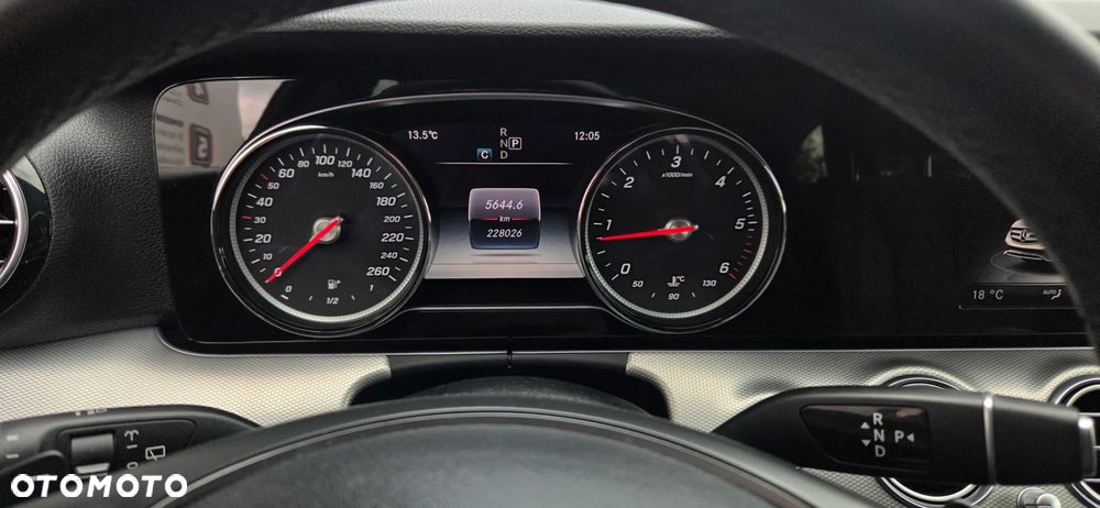 Mercedes-Benz Klasa E 220 d 9G-TRONIC - 24