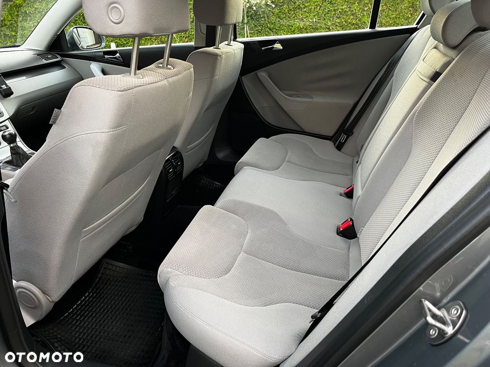 Volkswagen Passat 1.6 Exclusive - 18