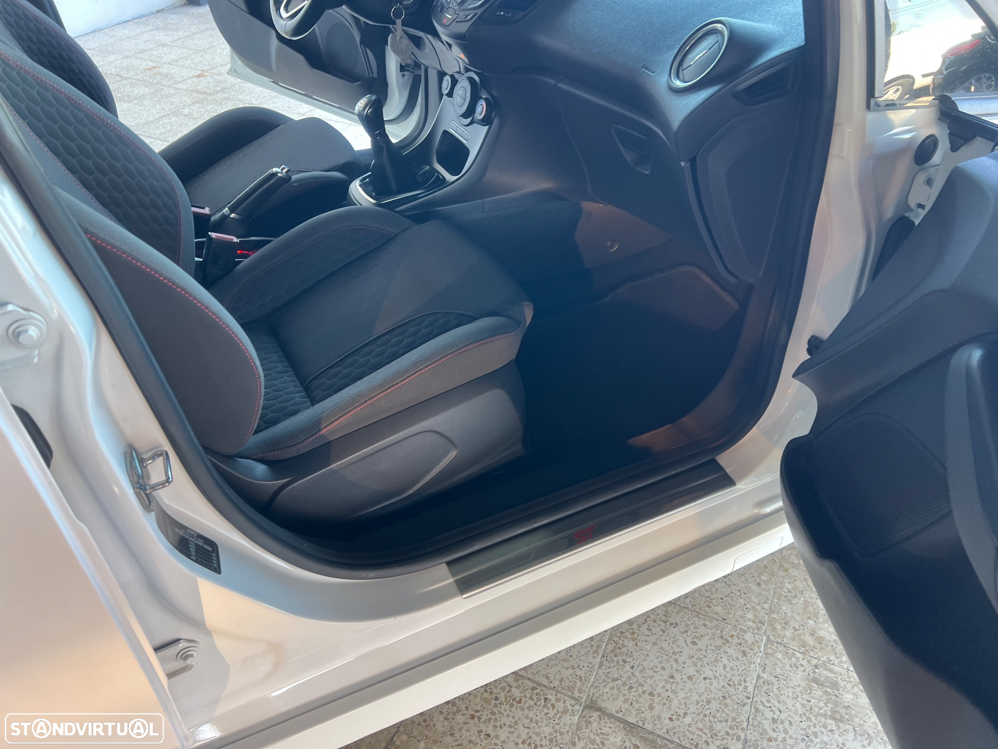 Ford Fiesta 1.0 EcoBoost ST-Line - 27