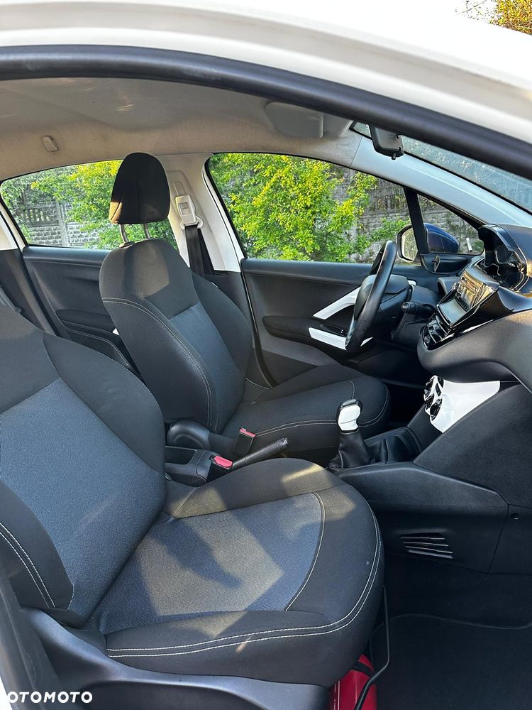 Peugeot 208 - 13