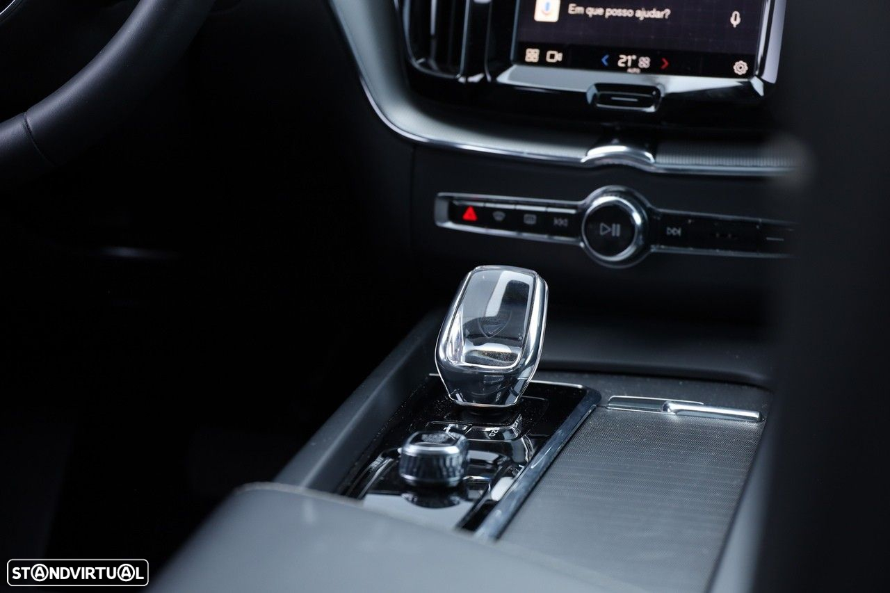 Volvo XC 60 2.0 T6 PHEV Plus Dark AWD - 19
