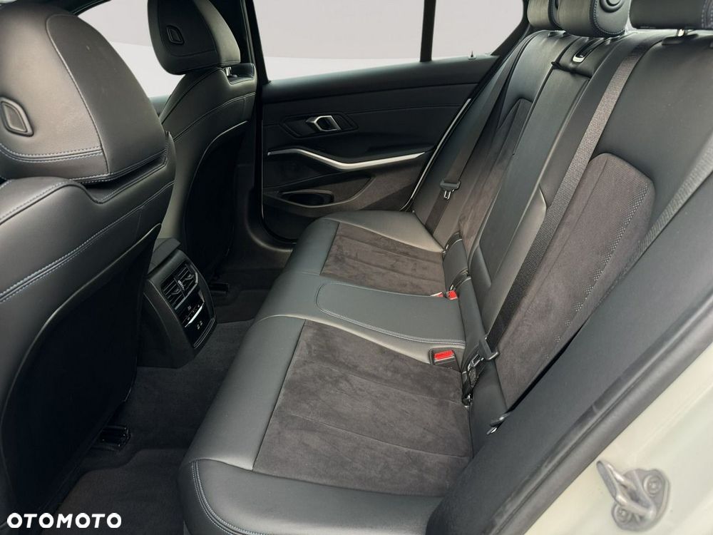 BMW Seria 3 318i M Sport - 22