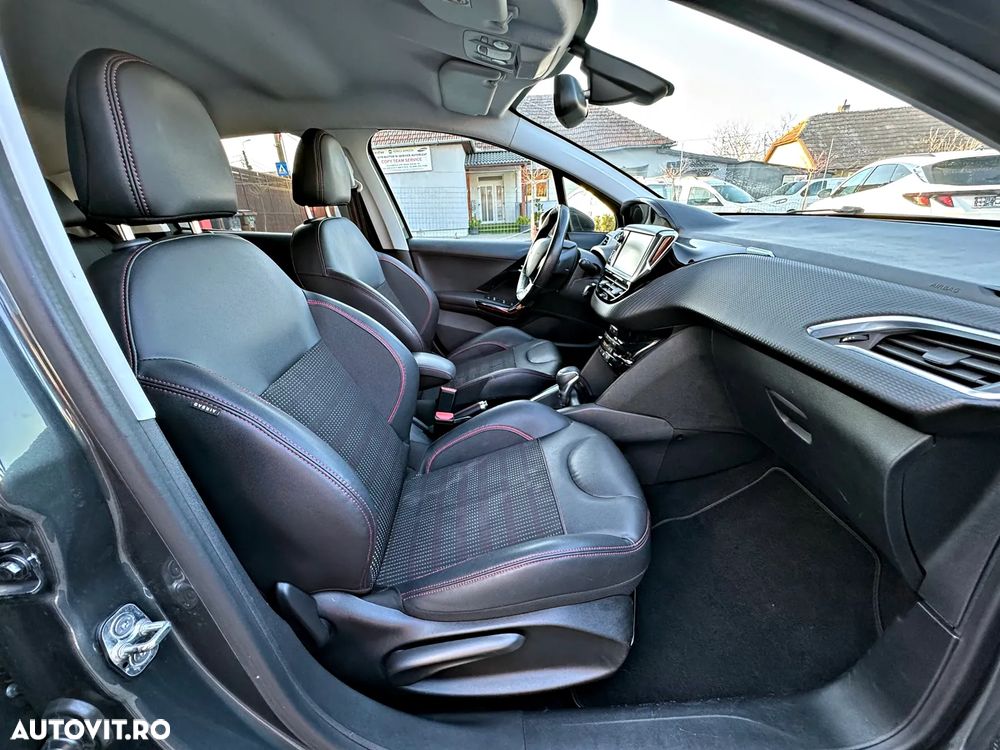 Peugeot 208 - 8