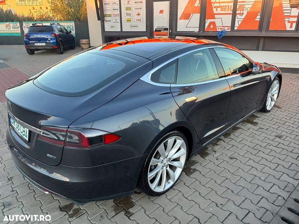 Tesla Model S - 5