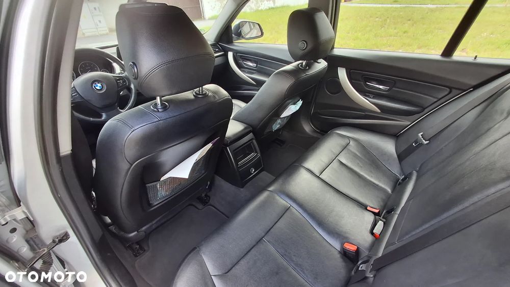 BMW Seria 3 320d Touring - 13