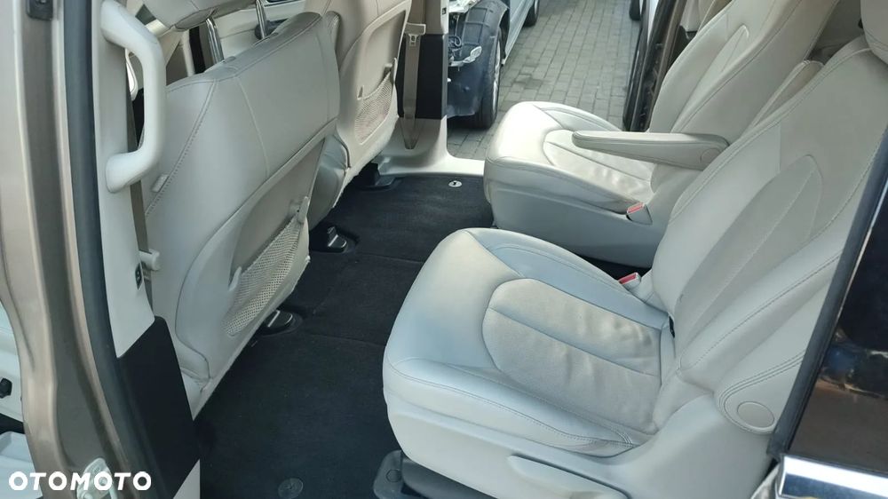 Chrysler Pacifica - 23