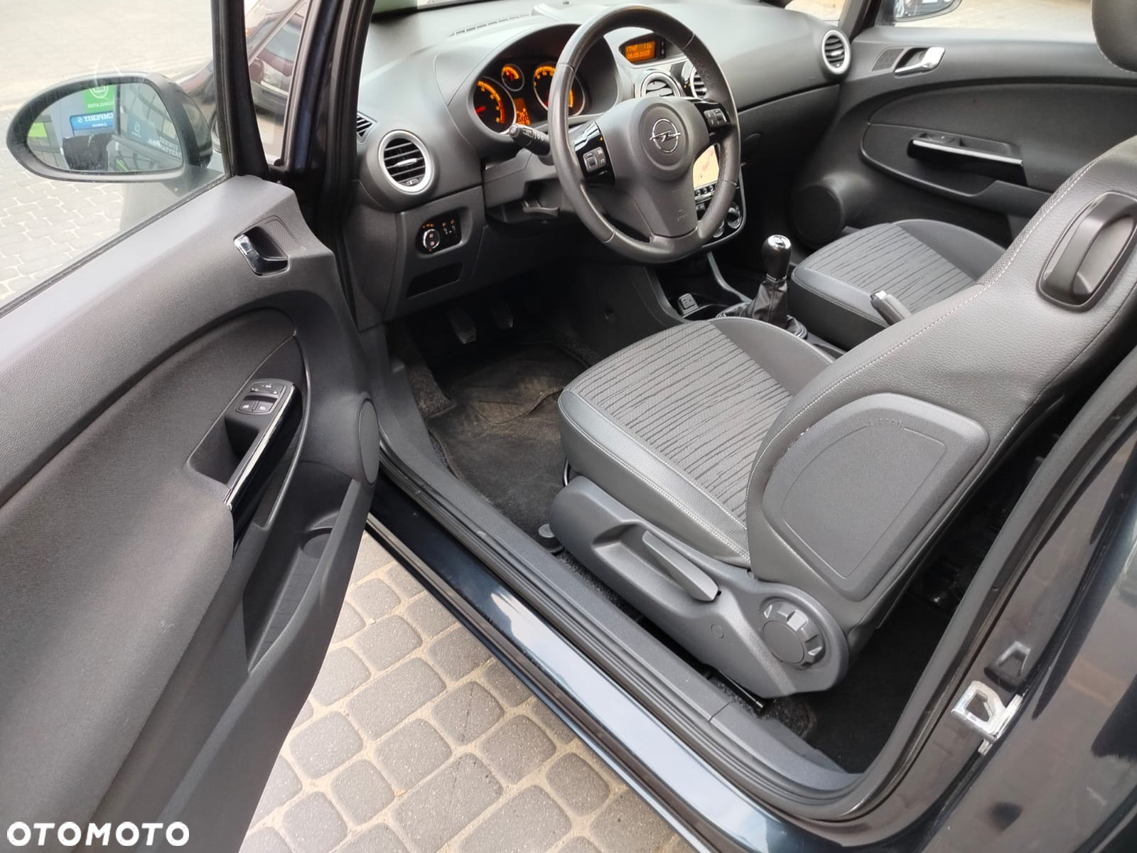 Opel Corsa 1.4 16V Color Edition - 16