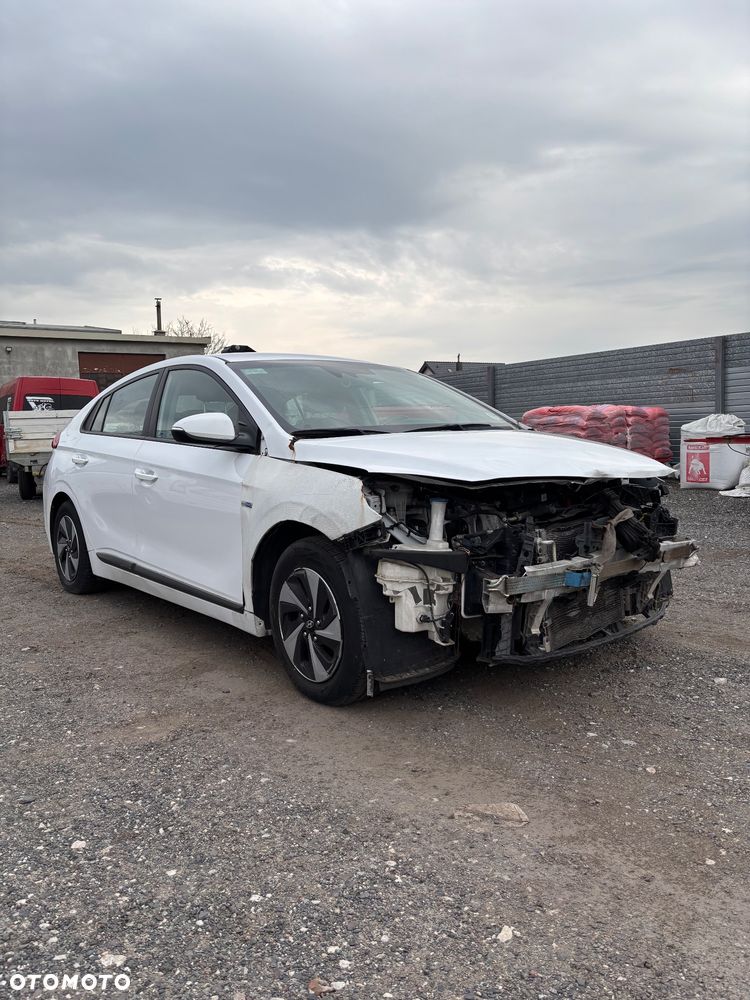 Hyundai IONIQ - 7