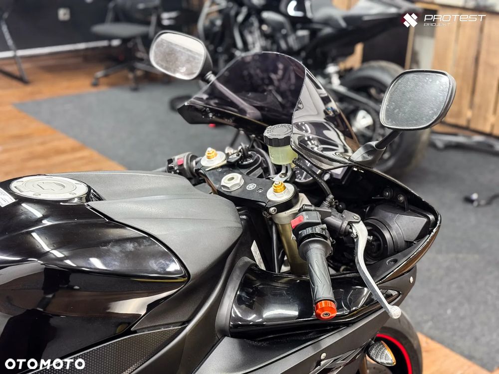 Yamaha R1 - 12