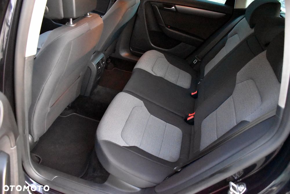 Volkswagen Passat 2.0 TDI DSG Comfortline - 28