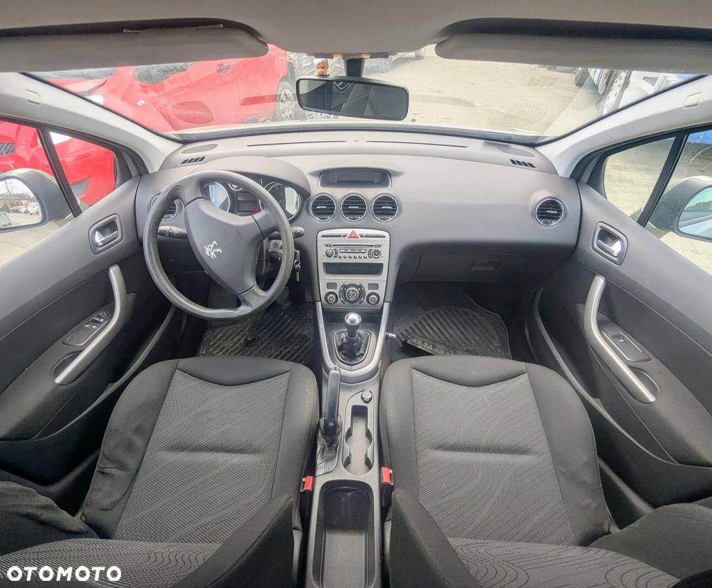 Peugeot 308 2011 1.2 benzyna - Oferuję Peugeot 308 z 2011 roku z silnikiem 1.2 benzyna. Pojazd przeznaczony wyłącznie na części.  Samochód nie jest oferowany jako pojazd do jazdy ani do rejestracji. Sprzedaż dotyczy poszczególnych części i podzespołów.  Silnik uszkodzony. Auto kompletne – wiele elementów w dobrym stanie.  Dane podstawowe pojazdu Marka: Peugeot Model: 308 Rok produkcji: 2011 Silnik: 1.2 benzyna Skrzynia biegów: manualna Nadwozie: hatchback Kolor: czarny Dostępne części (przykładowo): elementy karoserii (drzwi, maska, zderzak) reflektory i lampy skrzynia biegów zawieszenie wnętrze moduły i elektronika układ hamulcowy inne części – zapytaj o dostępność Informacje dodatkowe Sprzedaż części pojedynczych Silnik uszkodzony Cena zależna od wybranej części Możliwa wysyłka lub odbiór osobisty Kontakt przez wiadomość lub telefonauto na części - 10