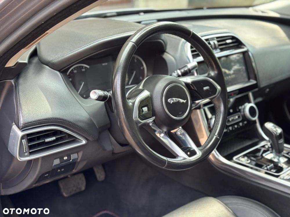 Jaguar XE D180 R-Dynamic S - 23