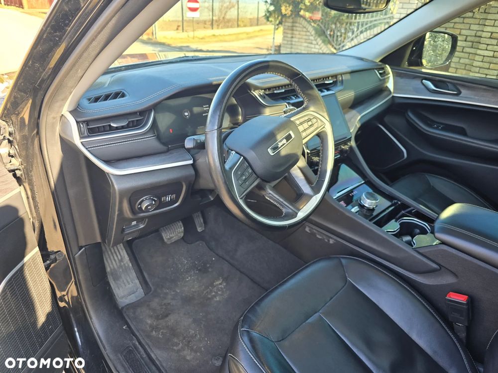 Jeep Grand Cherokee - 32