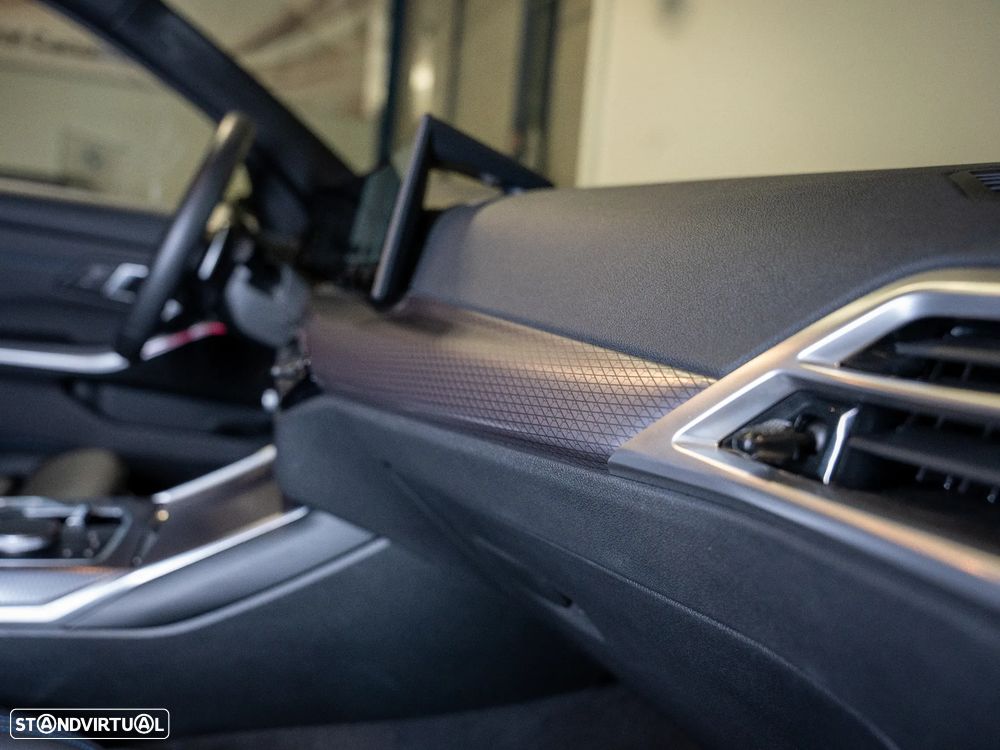 BMW 320 d Pack Desportivo M Auto - 17