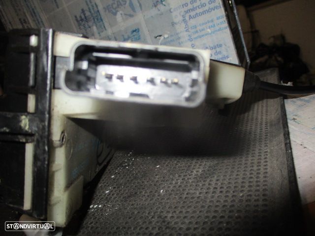 Fecho 9812500880 PEUGEOT 208 2015 1.6HDI 92CV 5P BRANCO FESQ 6 PINOS PEUGEOT 208 2018 1.2I 83CV 5P VERMELHO FESQ - 4